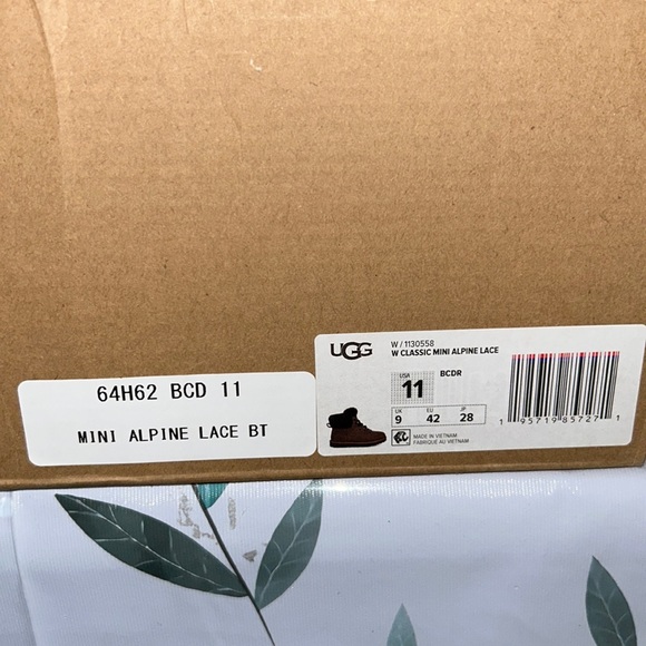 Women's Classic Mini Alpine Lace-Up Booties - Picture 6 of 12